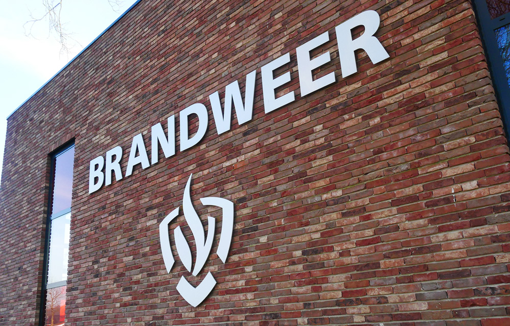 RVS belettering op gevel