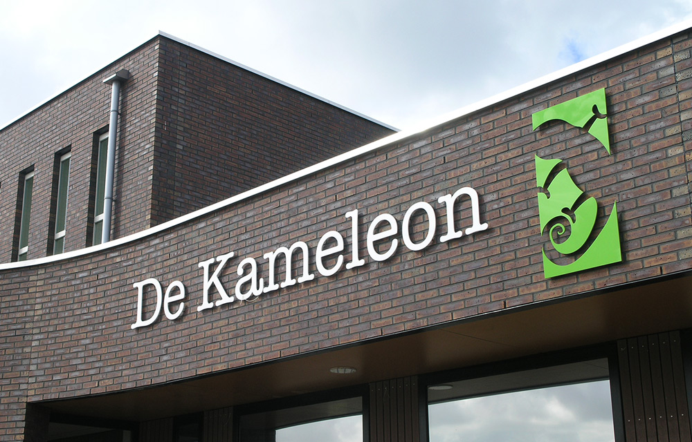 gevelbelettering voor schoolgebouw de Kameleon